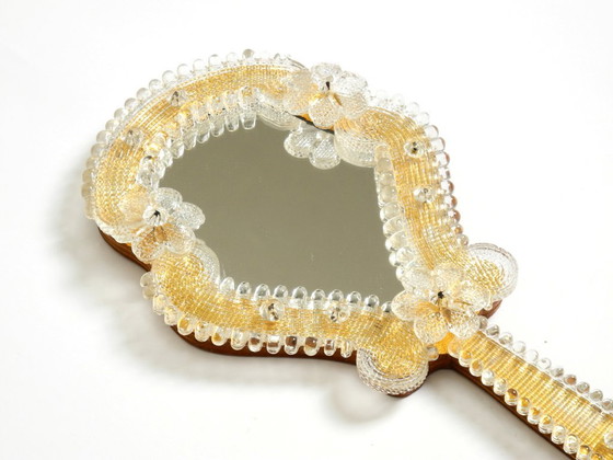 Image 1 of Magnifique miroir à main ou mural vénitien Mid Century Modern avec rosaces en verre de Murano. Fabriqué en Italie