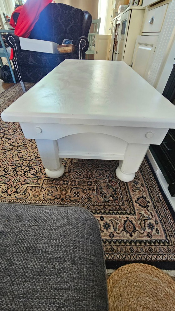 Image 1 of Robuster weißer Couchtisch aus Holz (Massivkiefer)
