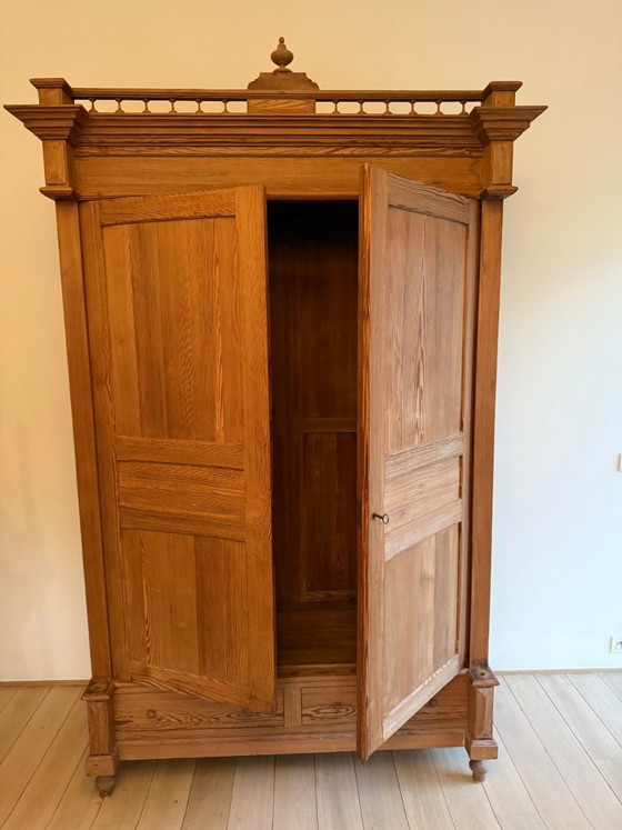 Image 1 of Armadio in legno massello di pino