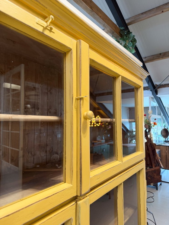 Image 1 of Vintage gele vitrinekast hout | Wandkast | Buffetkast 