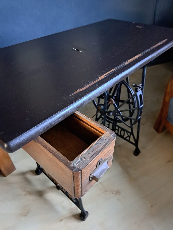 Image 1 of Mesa con base de hierro fundido.