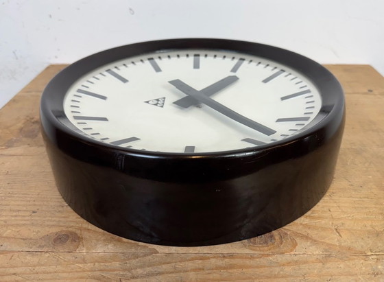 Image 1 of Industriële bakelieten fabriekswandklok van Pragotron, jaren 60