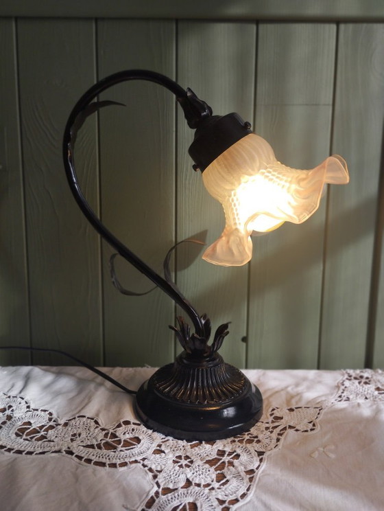 Image 1 of Lampe tulipe en métal noir patiné et abat-jour en verre opaque