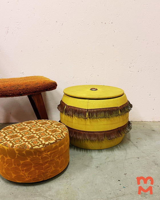 Image 1 of Leuke Vintage Okergele Naaipoef/Bijzettafel