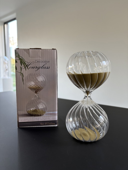 Sanduhr aus Glas mit goldenem Sand