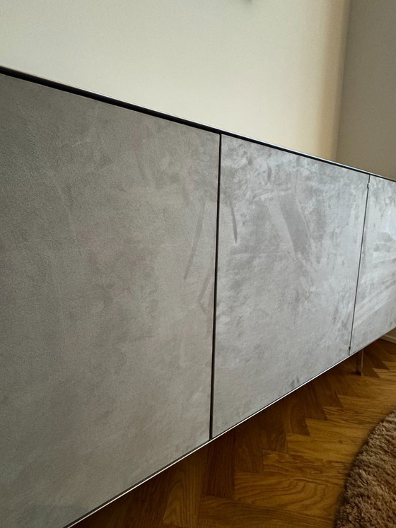 Image 1 of Buffet Yomei série S, modèle S100, revêtu de micro-cuir gris