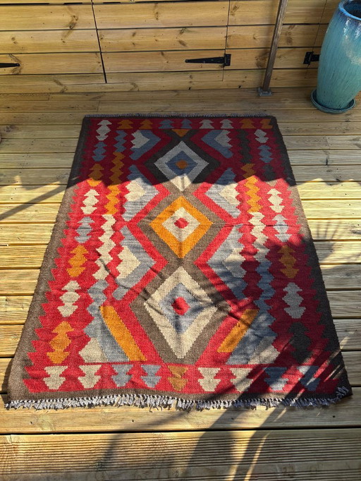 Veelkleurig handgemaakt kilim vloerkleed. Turkije, jaren 1970
