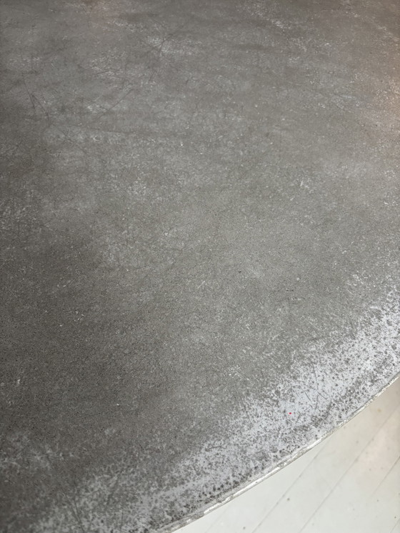 Image 1 of Mooie betonnen ronde eettafel met stalen frame 