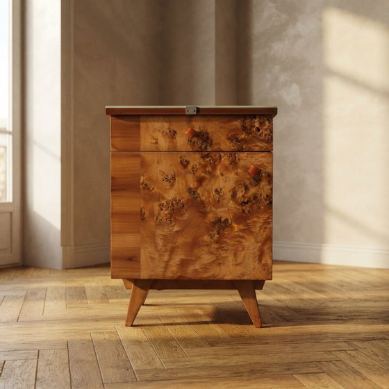 Coppia di comodini vintage cecoslovacchi con impiallacciatura in radica, stile moderno di metà secolo, 45 × (photo 2 of 9)