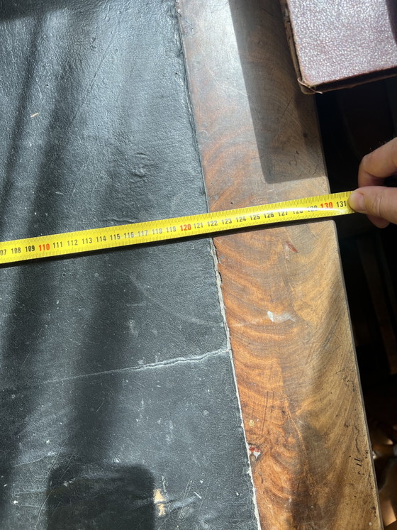 Image 1 of Scrivania antica in legno massello con cassetti e piano in pelle nera, stile XIX secolo.