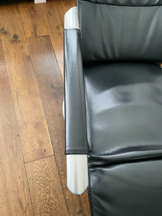 Image 1 of zwart lederen relaxstoel met RVS voet en leuning