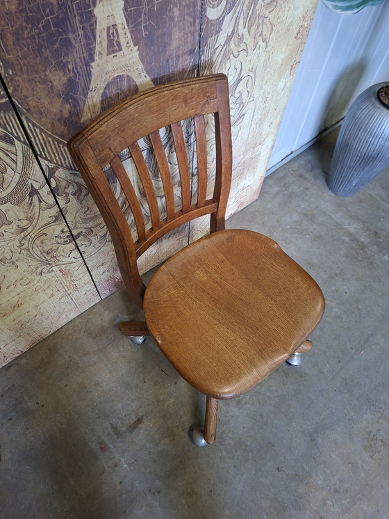 Image 1 of Antiker, verstellbarer Drehstuhl aus Eichenholz der Firma H. ​​Krug Furniture Company, Maße 42 x 50 cm und 78 cm hoch.