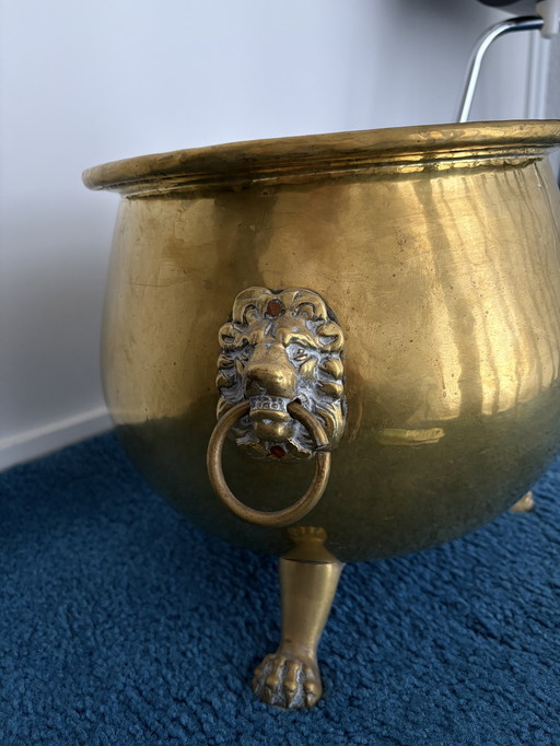 Koperen pot met leeuwenkop