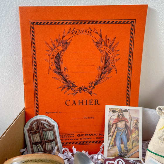 Mystery Box Jours d'École Vintage | Tasse Vintage, Carnet Brouillon Vintage, Serviette Brodé & Carte (photo 5 of 12)