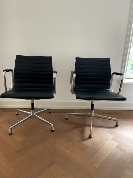 2 x Vitra EA 107 Stuhl