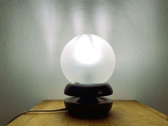 Image 1 of Kleine portugiesische Tischlampe aus schwarz lackiertem Holz mit einem Lampenschirm aus mattiertem Glas