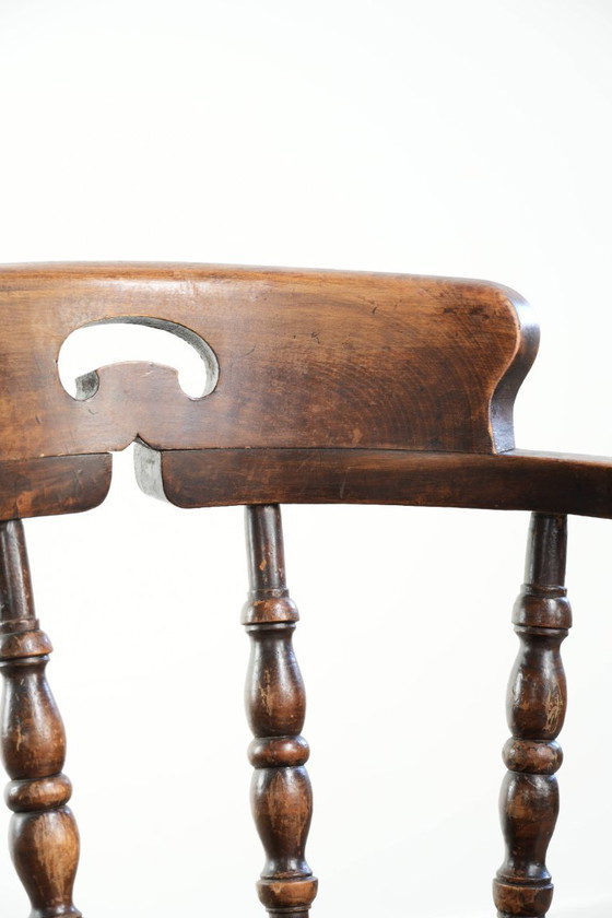 Image 1 of Houten Engelse antieke pub/ captain chair uit eind 19e eeuw met karakter en een prachtige kleurstelling