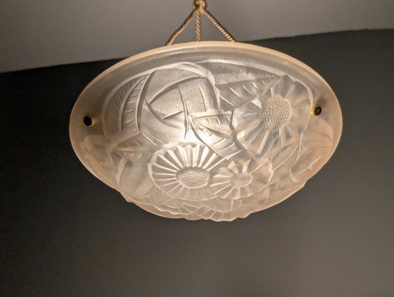 French Art Deco Pink Molded Glass Pendant Light by Degué, Floral Motif, 1930s – Pendant lamps, Textile (photo 5 of 11)