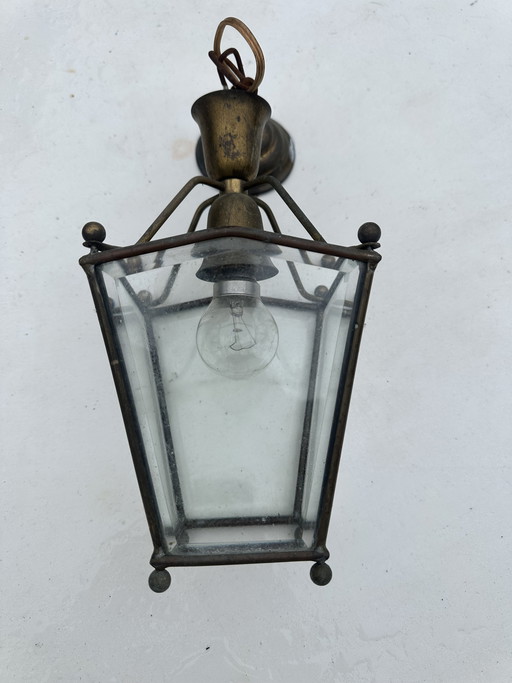 Antieke koperen lantaarn met bewerkt glas
