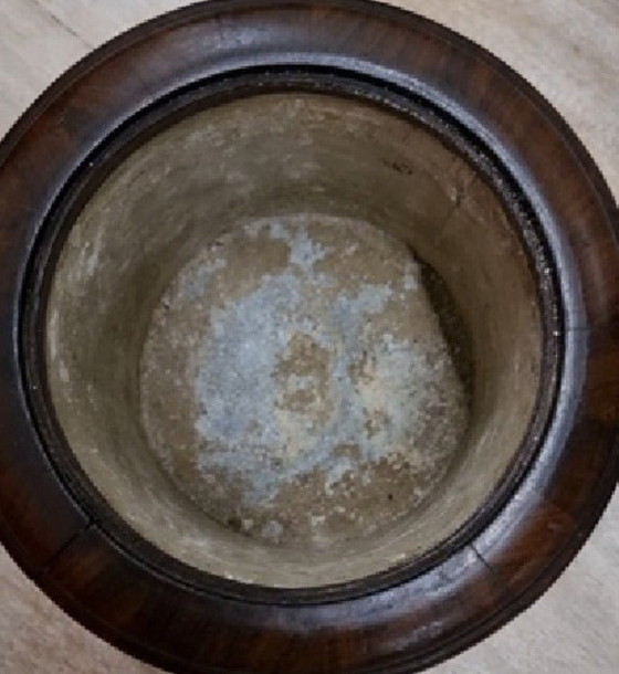 Vaso da tabacco o spargipolvere antico in legno — Circa 1780–1850 – Oggetti decorativi, Metal, Wood (photo 4 of 6)