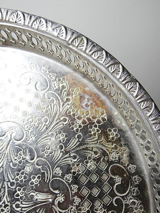 Image 1 of Klein Marokkaans theeblad op driepoot van verzilverd metaal, met vintage gebeitelde decoratie.