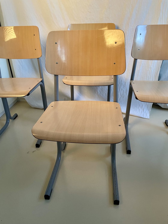 Image 1 of 4 Vintage Ahrend Schoolstoelen - oerdegelijk en stijlvol 