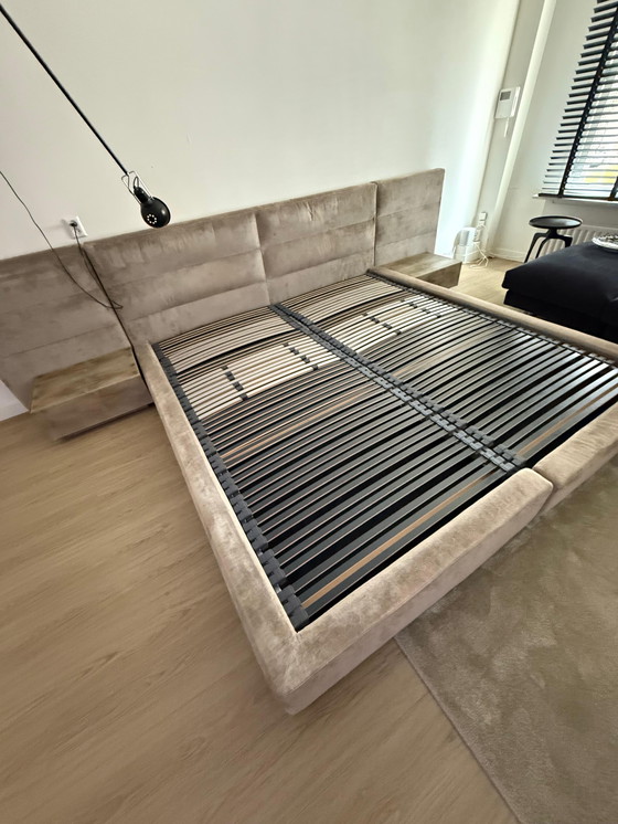 Image 1 of Exklusives Fendi-Bett