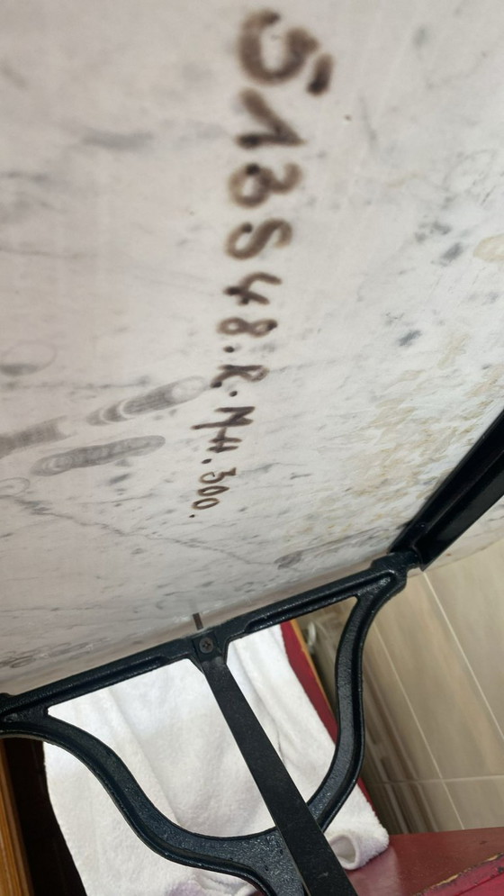 Image 1 of Tavolo da pranzo vintage anni '80 in marmo bianco - Gambe in ferro battuto nero