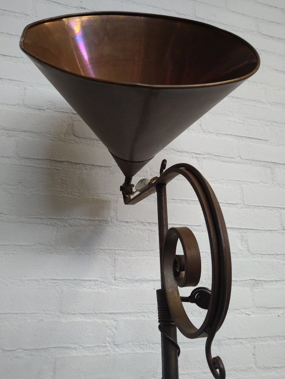 Image 1 of Lampadaire en fer forgé des années 1930 avec abat-jour en cuivre