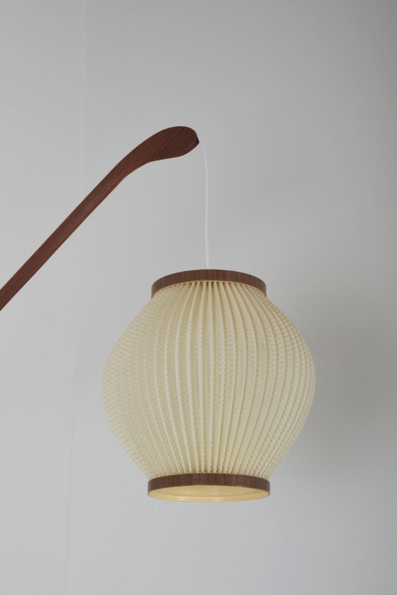 Image 1 of Dänische Teakholz-Wandlampe mit Perlmuttschirm, 1960er Jahre