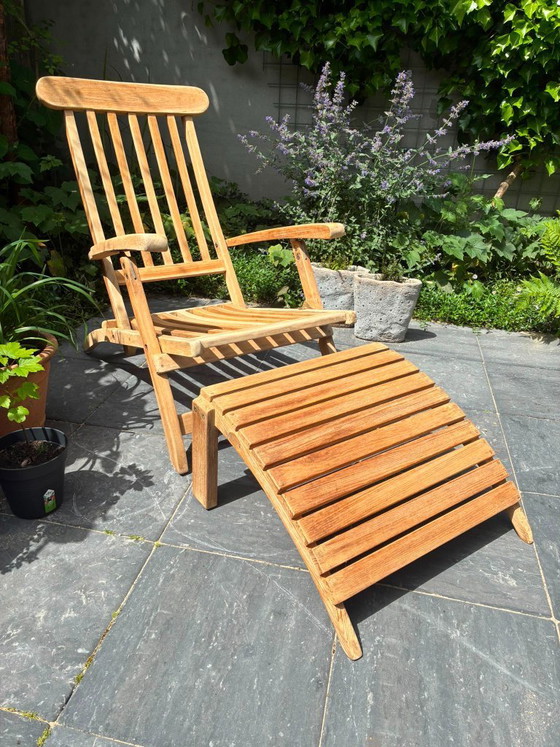 Image 1 of Fauteuil lounge spacieux en teck massif avec repose-pieds, style anglais chic