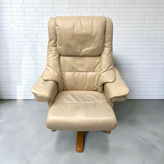 Dos sillones reclinables giratorios estilo Stressless de Ekornes – Wood (photo 3 of 10)