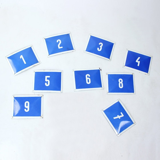 Image 1 of Ensemble de plaques de numéros en émail bleu, Tchécoslovaquie, années 1950