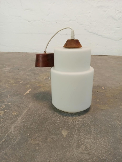 Vintage Pendelleuchte aus Opalglas und Holz