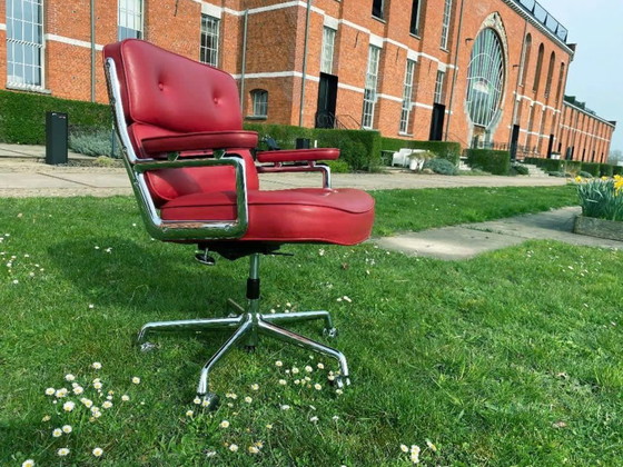 Image 1 of Silla de vestíbulo Eames Vitra 2008 color rojo piedra