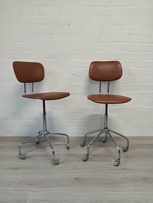 Jaren 50 bureau stoelen, in hoogte verstelbaar 