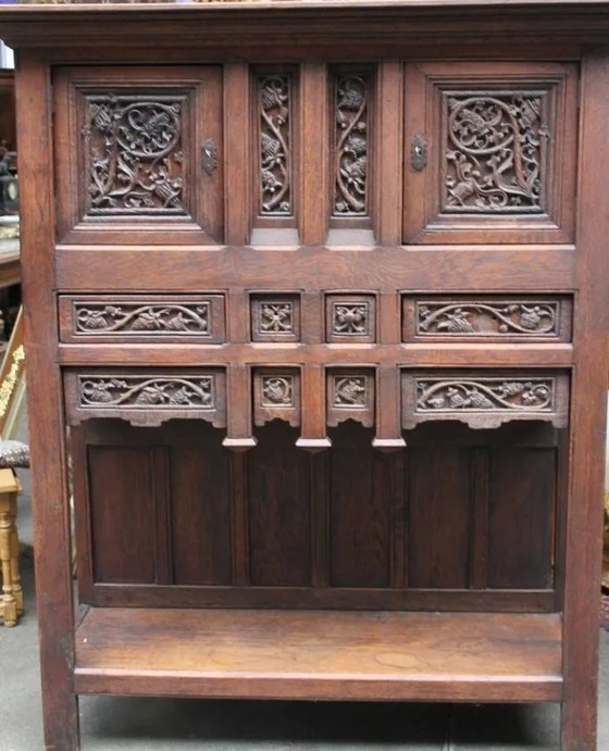 Commode à deux caissons de style néo-gothique. – Vaisseliers (photo 6 of 6)