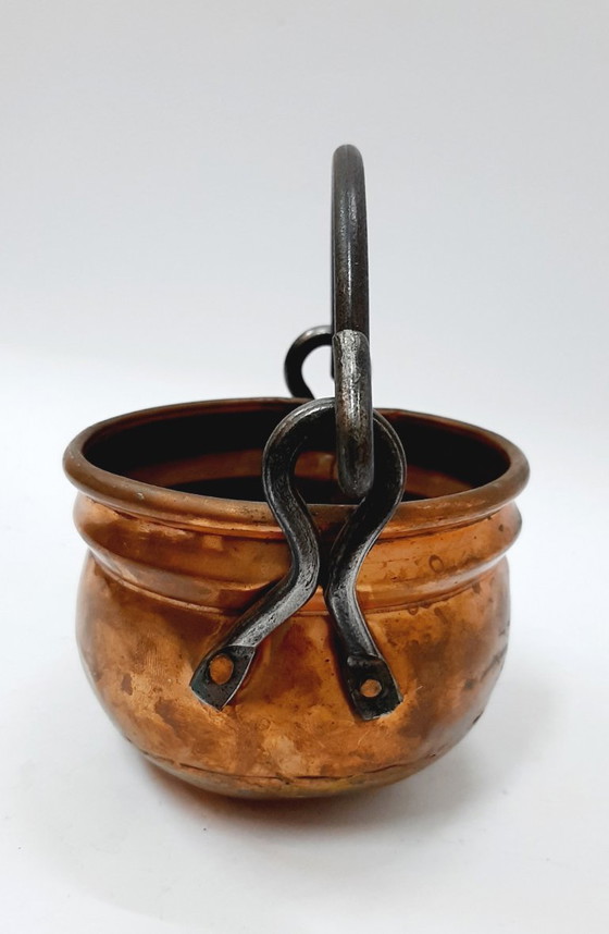 Image 1 of Calderone (pentola) in rame martellato d'epoca con manico in ferro forgiato