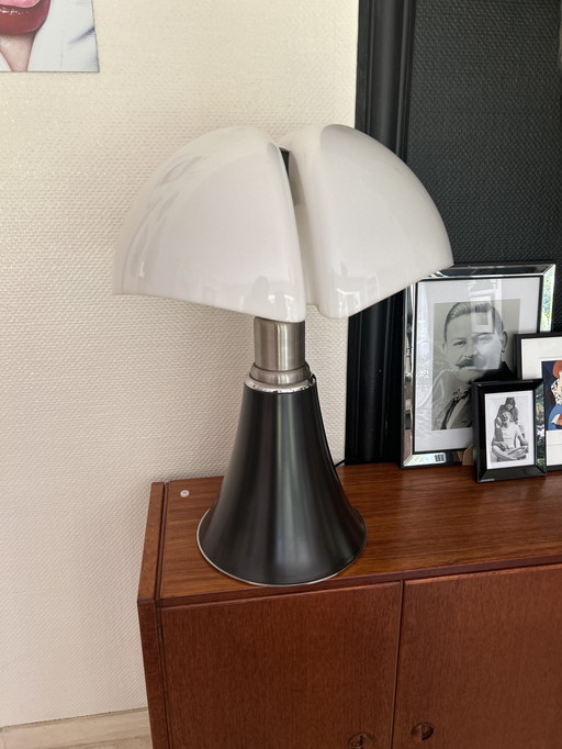 Gae Aulenti in 1965 voor Martinelli Luce. De herkenbare telescopische voet en de ‘vleugel’-achtige kap zijn iconisch.