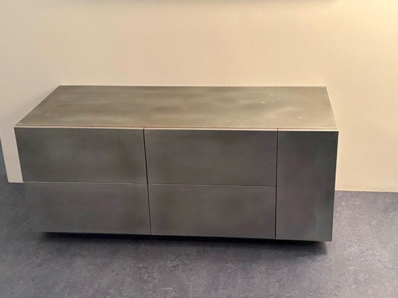 Image 1 of Zinc coulé avec art rouge Arno Kortschot Meuble CD