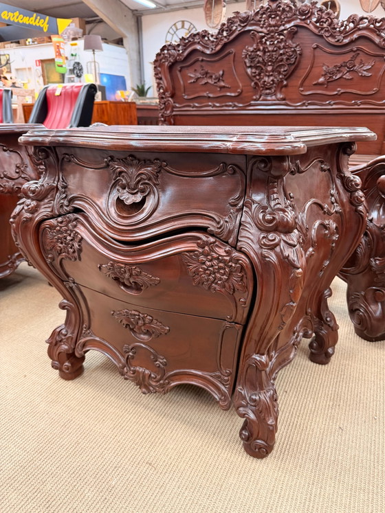 Lit King Size Néo-Baroque richement sculpté avec tables de chevet assorties – Meubles, Wood (photo 3 of 10)