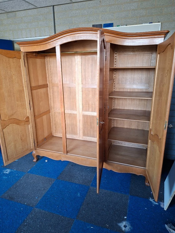 Hölzerner Kleiderschrank mit drei Türen, Kleiderschränke, Holz, Metall, Braun, Klassiek (Foto 10 von 10)