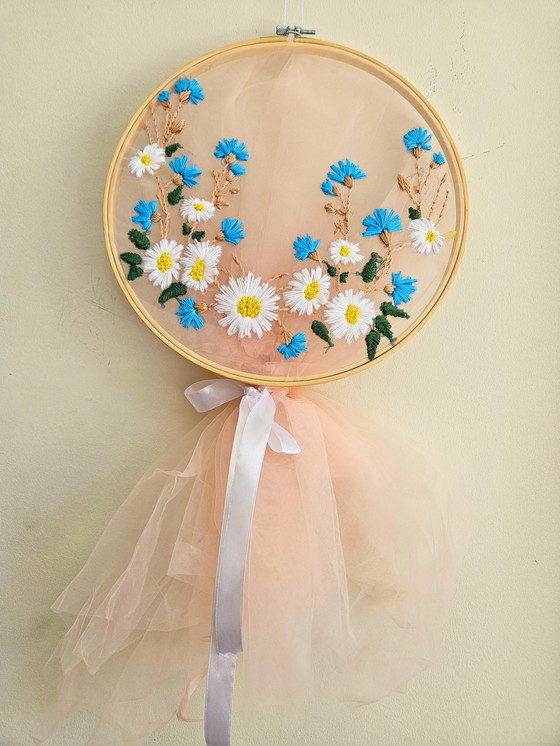 Image 1 of Handgemaakte borduurring - Madeliefjes & Blauwe Wilde Bloemen op Tule met Perzik Tule Staart - 31 cm