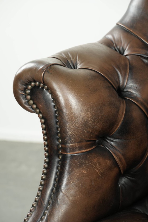 Image 1 of Grote bruine rundleren vintage chesterfield bureaustoel in hoogte verstelbaar en draaibaar op wieltjes met siernagels 