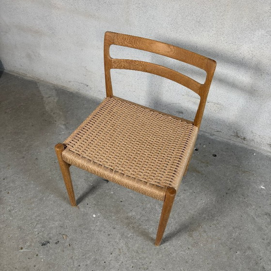 Image 1 of (12x) eikenhouten eetkamerstoelen van Søren Willadsen – Gerestaureerd deens vintage design