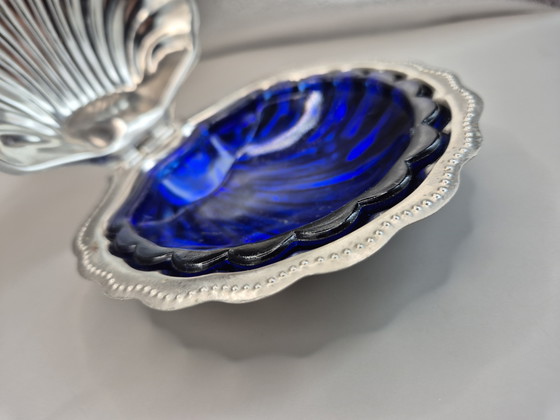 Image 1 of Vintage roestvrijstalen schelpschaal met kobaltblauwe glazen inzet - kaviaar- of boterserver