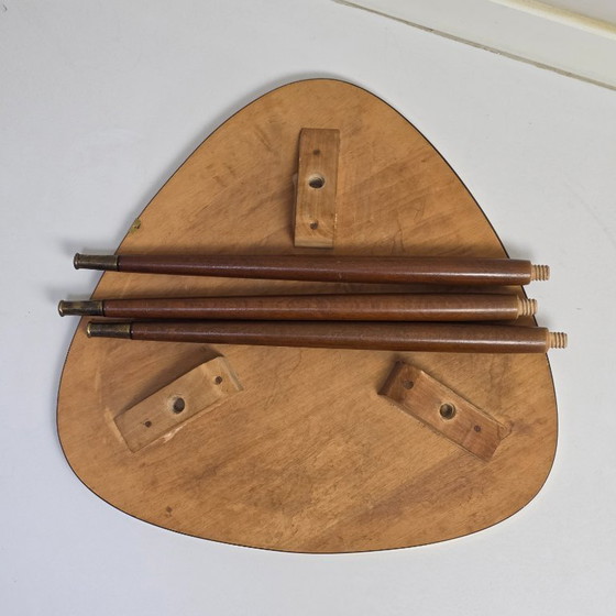 Image 1 of Tavolino da caffè vintage. Triangolare, a tre gambe, a forma di "rene". Piano in vetro con motivo retrò. Anni '50/'60.