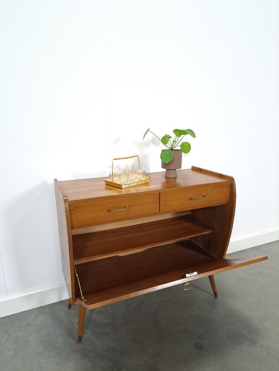 Image 1 of Kastje met geblokt fineer en messing grepen en poten