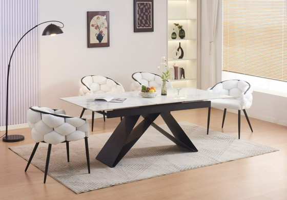 Image 1 of Mesa de comedor extensible García – Metal negro y tablero efecto mármol blanco (160–200 x 90 cm)