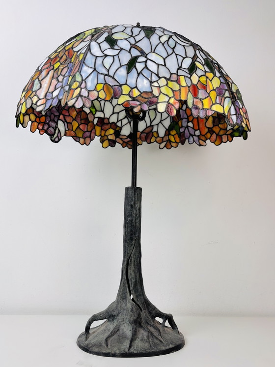 Image 1 of Lámpara de mesa Tiffany extragrande con base de tronco de árbol y pantalla floral.